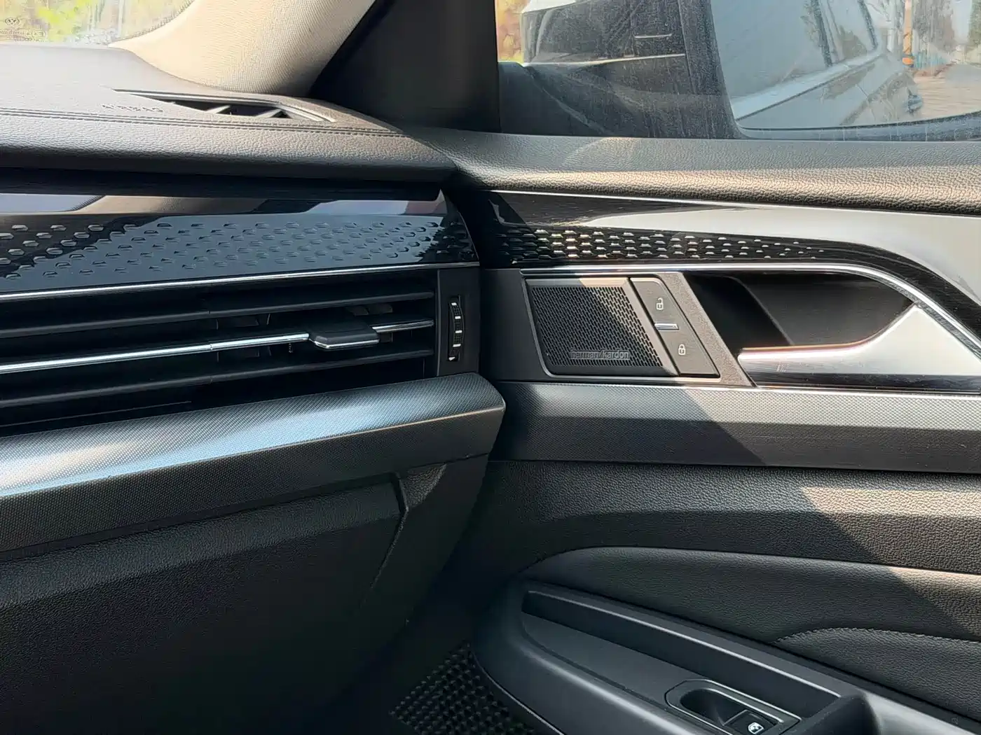 Volkswagen Passat 2022 330TSI Premium Edition фото 19