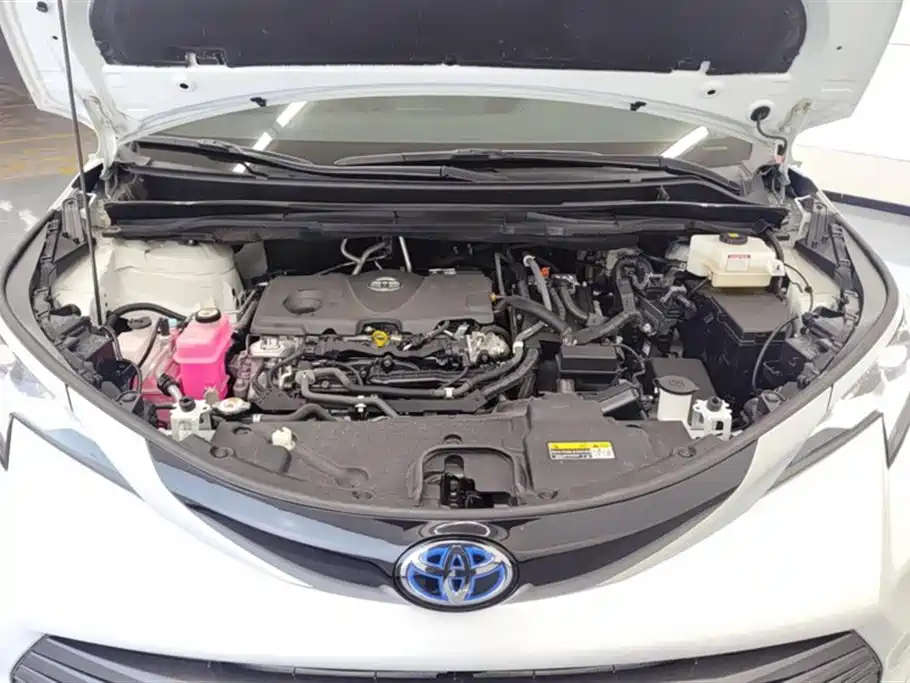 Toyota Sienna 2023 2.5L Hybrid Premium Edition фото 10