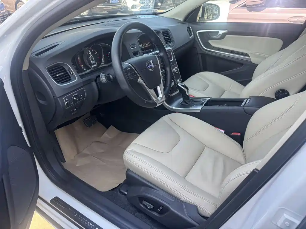 Фото 2 - Volvo S60