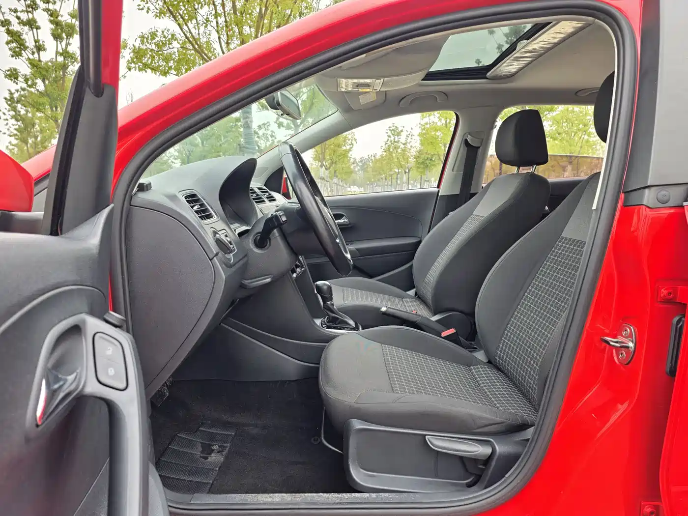 Volkswagen Polo 2016 1.6L Automatic Comfort фото 9