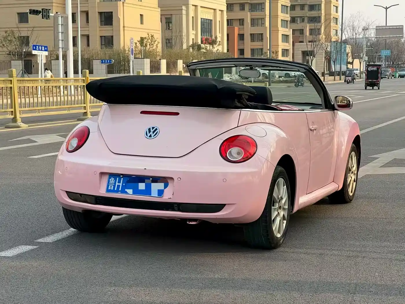 Volkswagen Beetle 2010 Model 2.0 BlackOrange Convertible Luxury Edition фото 9