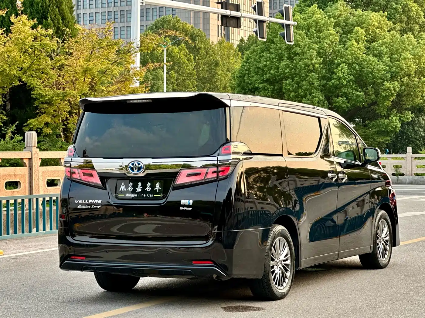 Toyota Vellfire 2020 Twin Engine 2.5L HV Premium Edition фото 6