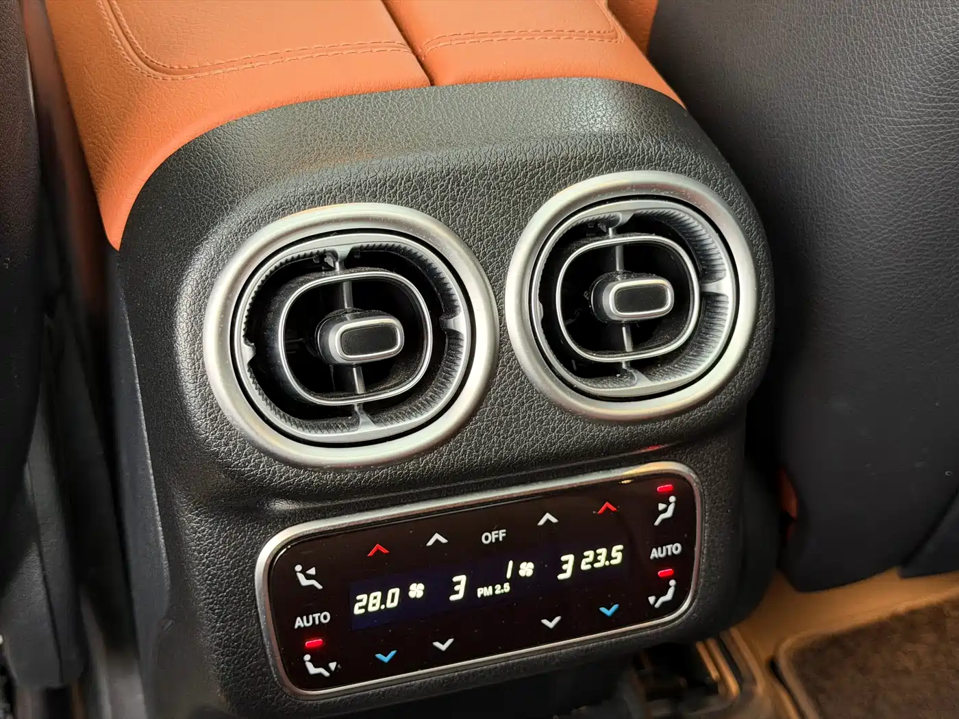 Mercedes-Benz GLC 2024 GLC 260 L 4MATIC Luxury 5-seater фото 12