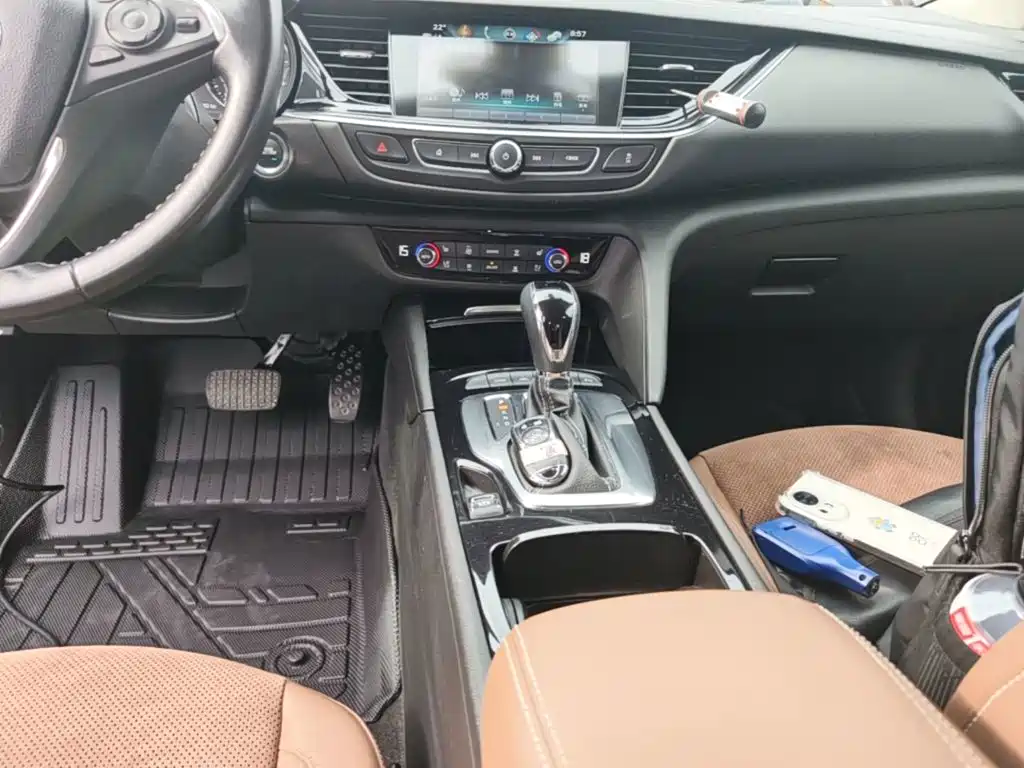 Photo 14 - Buick Regal
