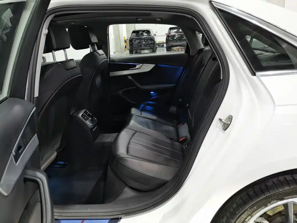 Фото 15 - Audi A4L