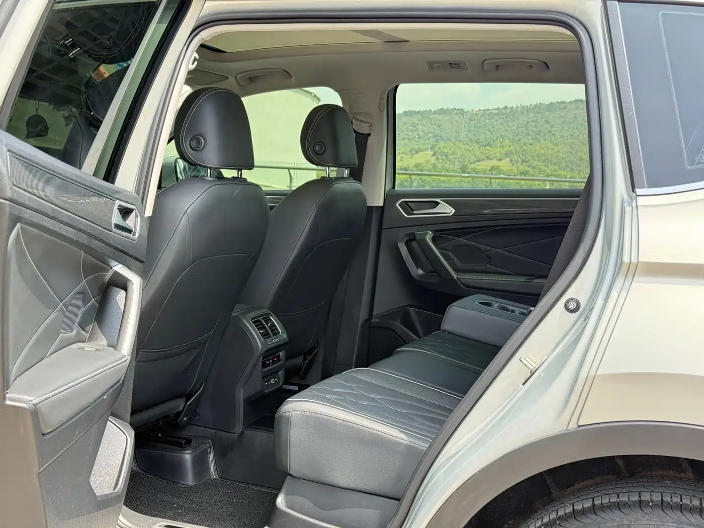 Volkswagen Tiguan L 2023 Facelift 330TSI Auto FWD R-Line Premium фото 8