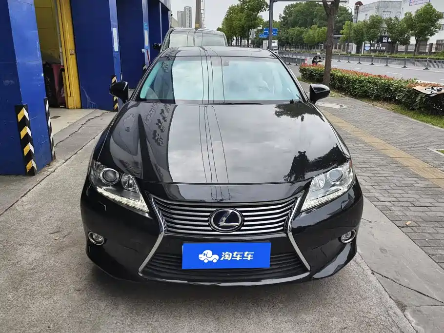 Фото 2 - Lexus ES