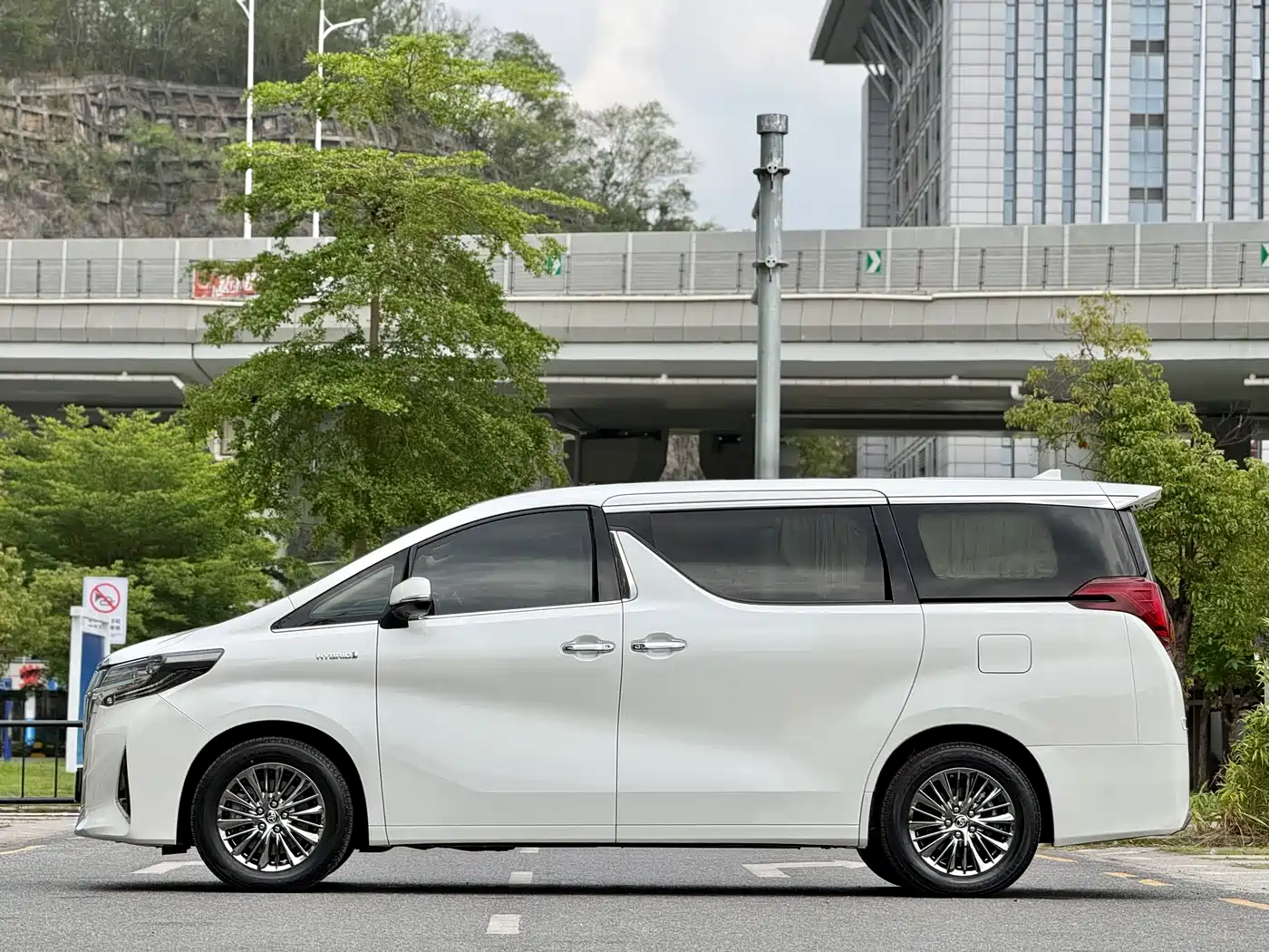 Toyota Alphard 2021 Hybrid 2.5L Luxury фото 18
