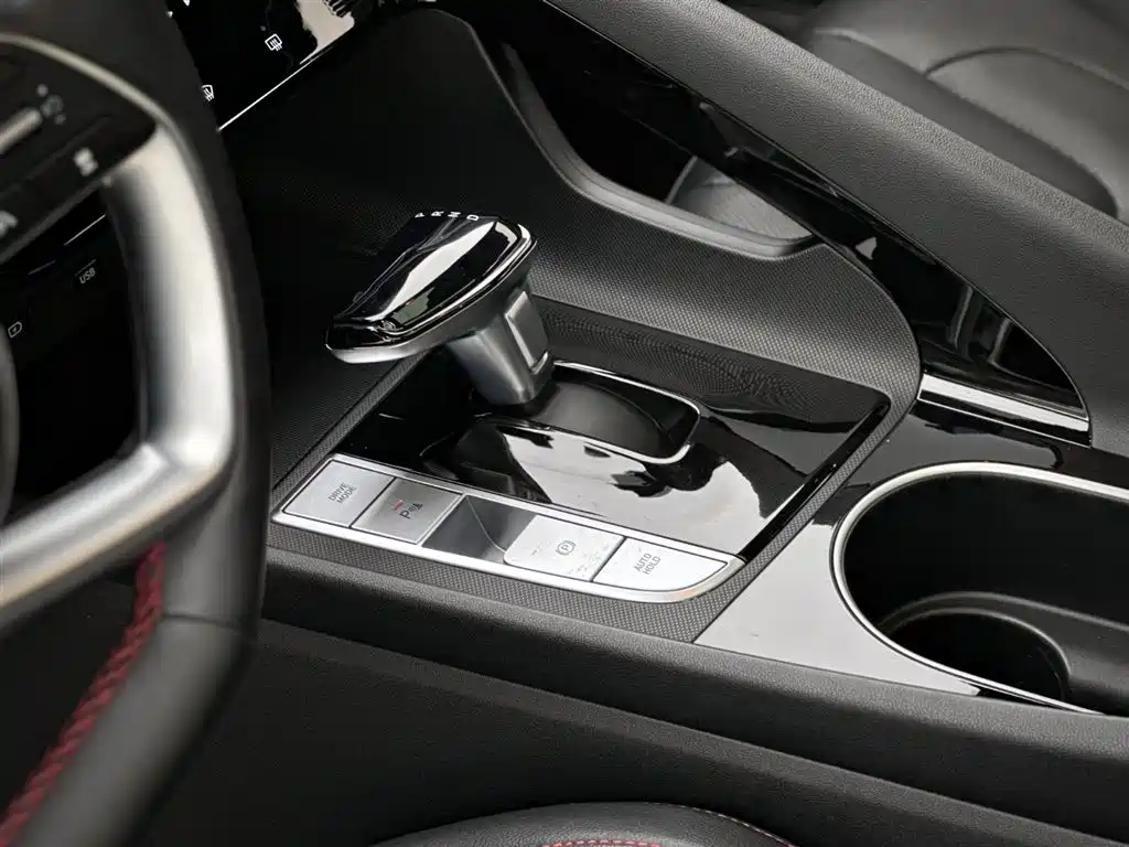 Hyundai Elantra 2022 1.5L CVT 20th Anniversary Edition фото 12