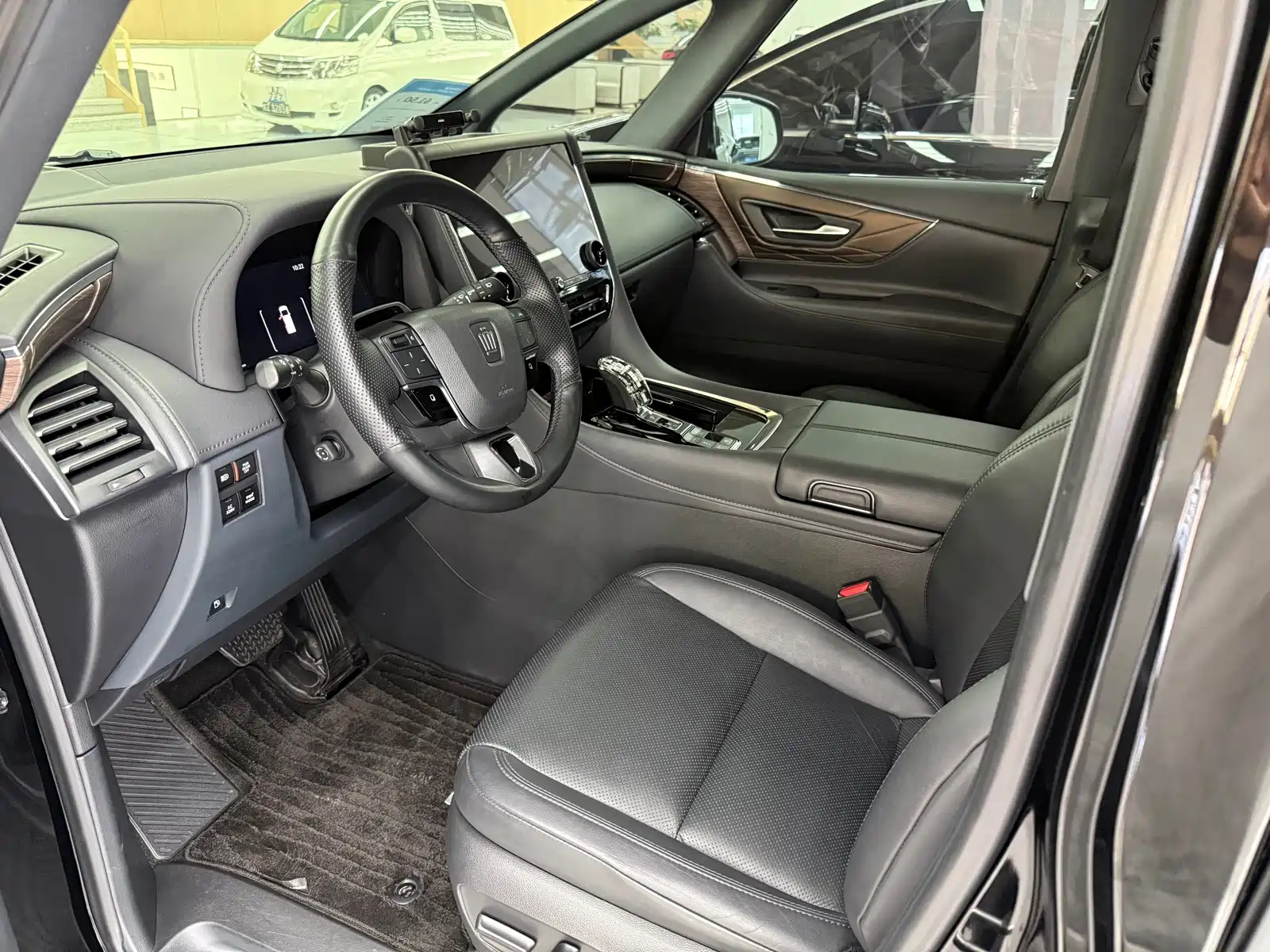 Фото 25 - Toyota Vellfire