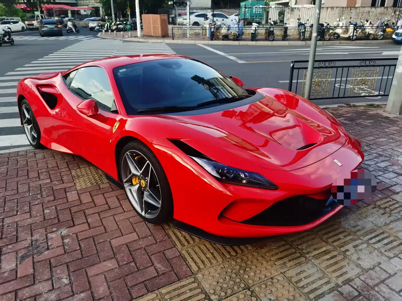 FERRARI F8