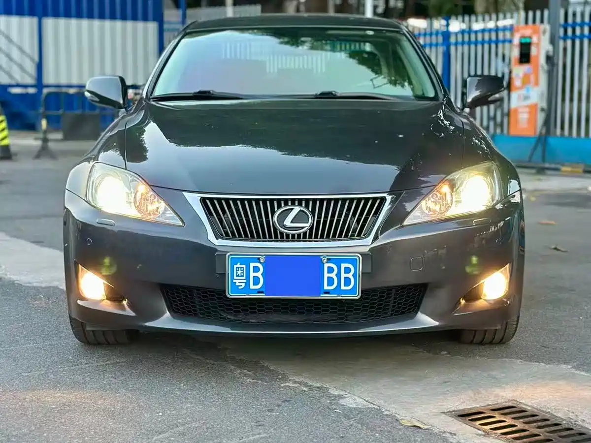 Фото 2 - Lexus IS