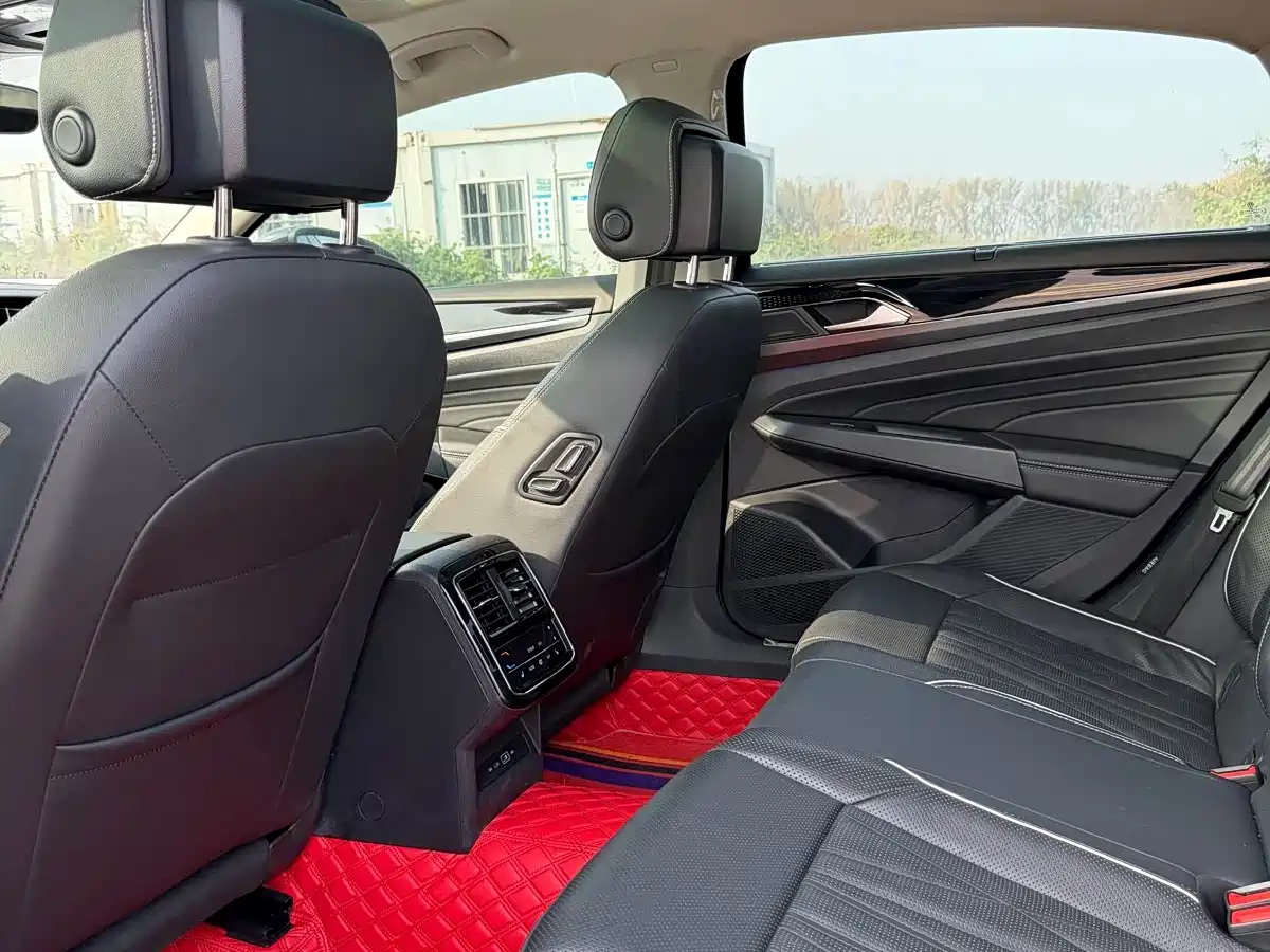 Volkswagen Passat 2022 330TSI Premium Edition фото 10