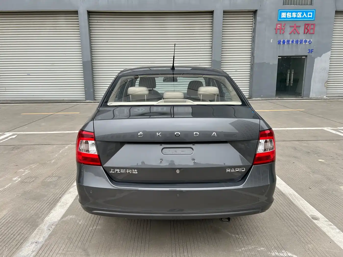 Škoda Rapid 2013 1.6L Manual Smart Selection фото 7