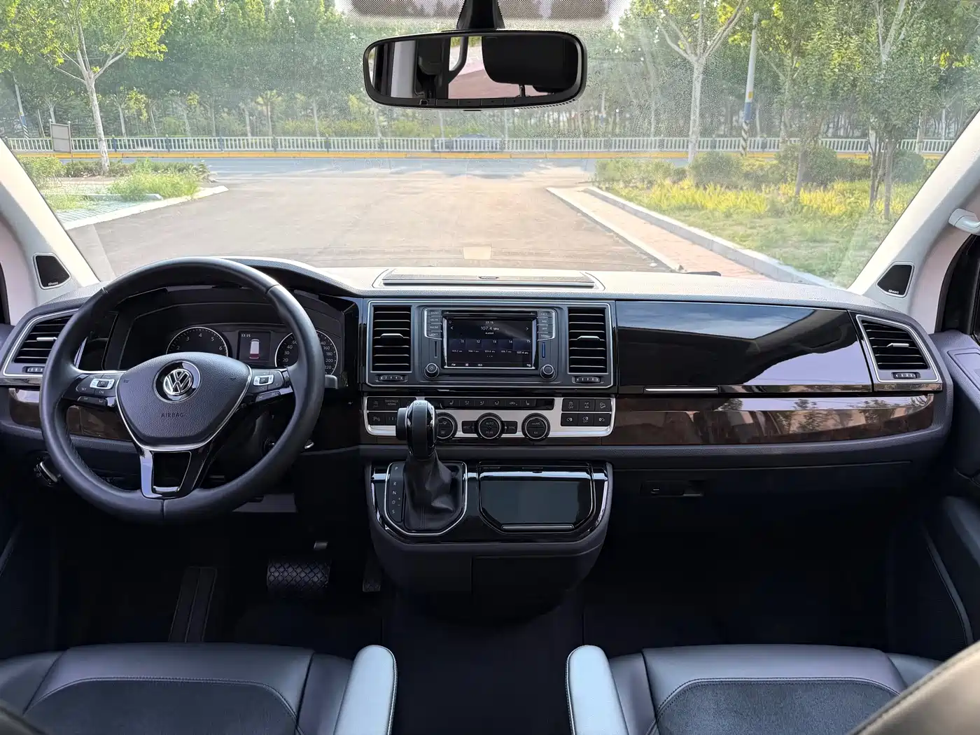 Volkswagen Multivan 2019 2018 2.0TSI 4WD Explorer Edition 7-Seater