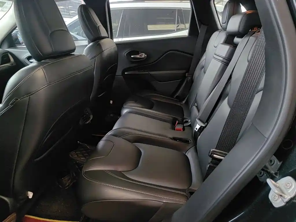Фото 17 - Jeep Cherokee
