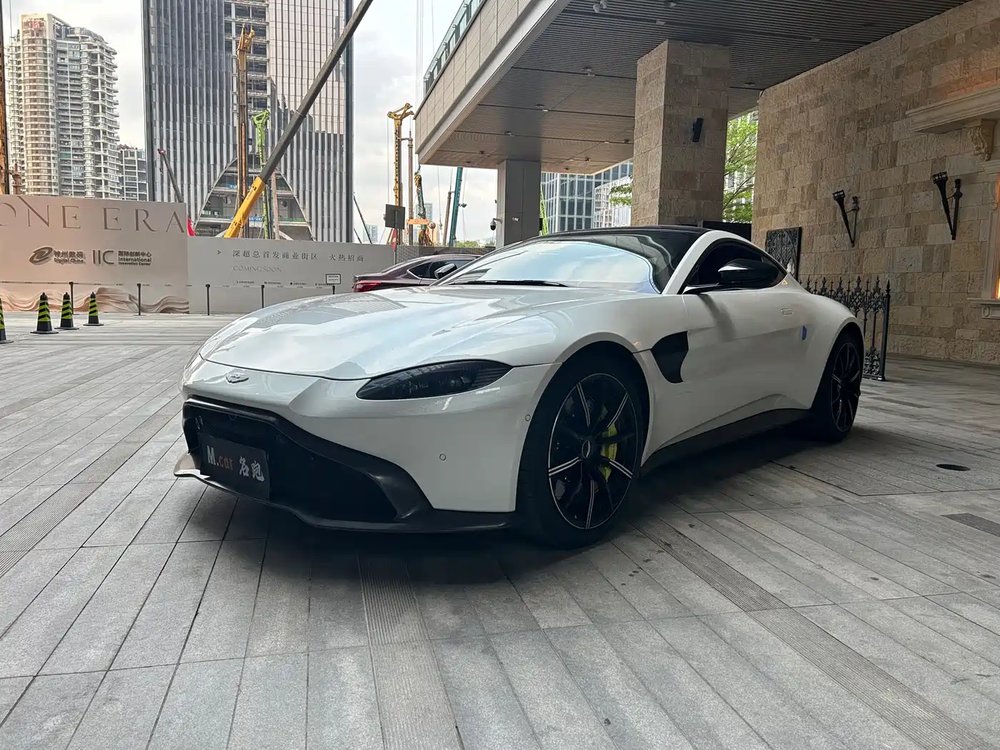 ASTON MARTIN V8 VANTAGE