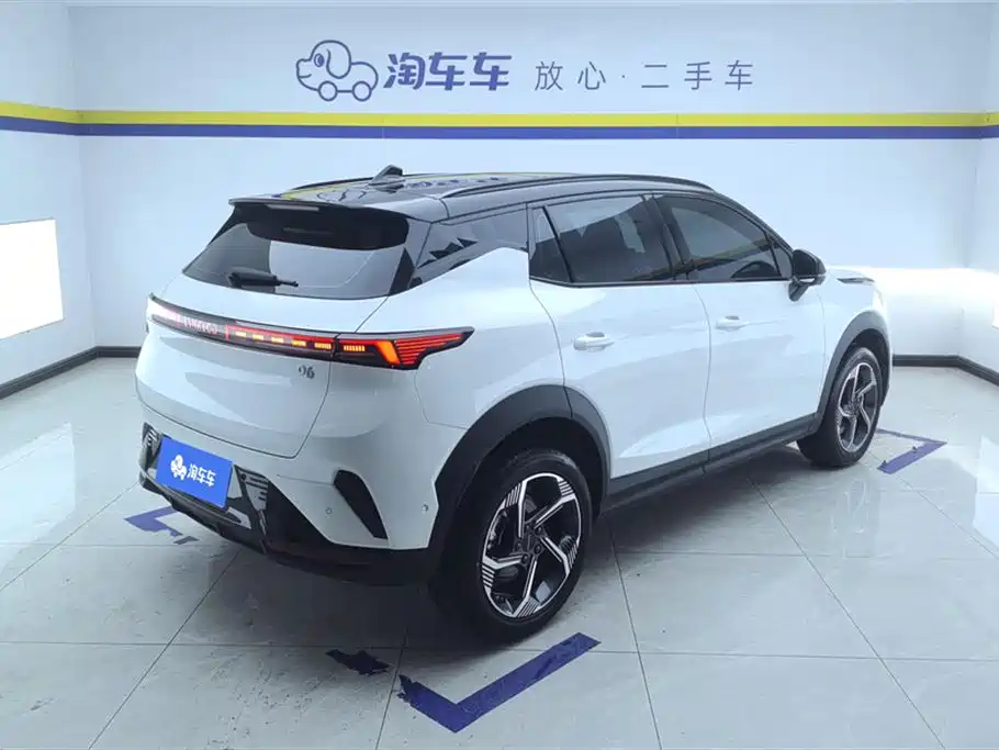 Lynk & Co 06 2026 Relive 1.5T Ultra фото 3