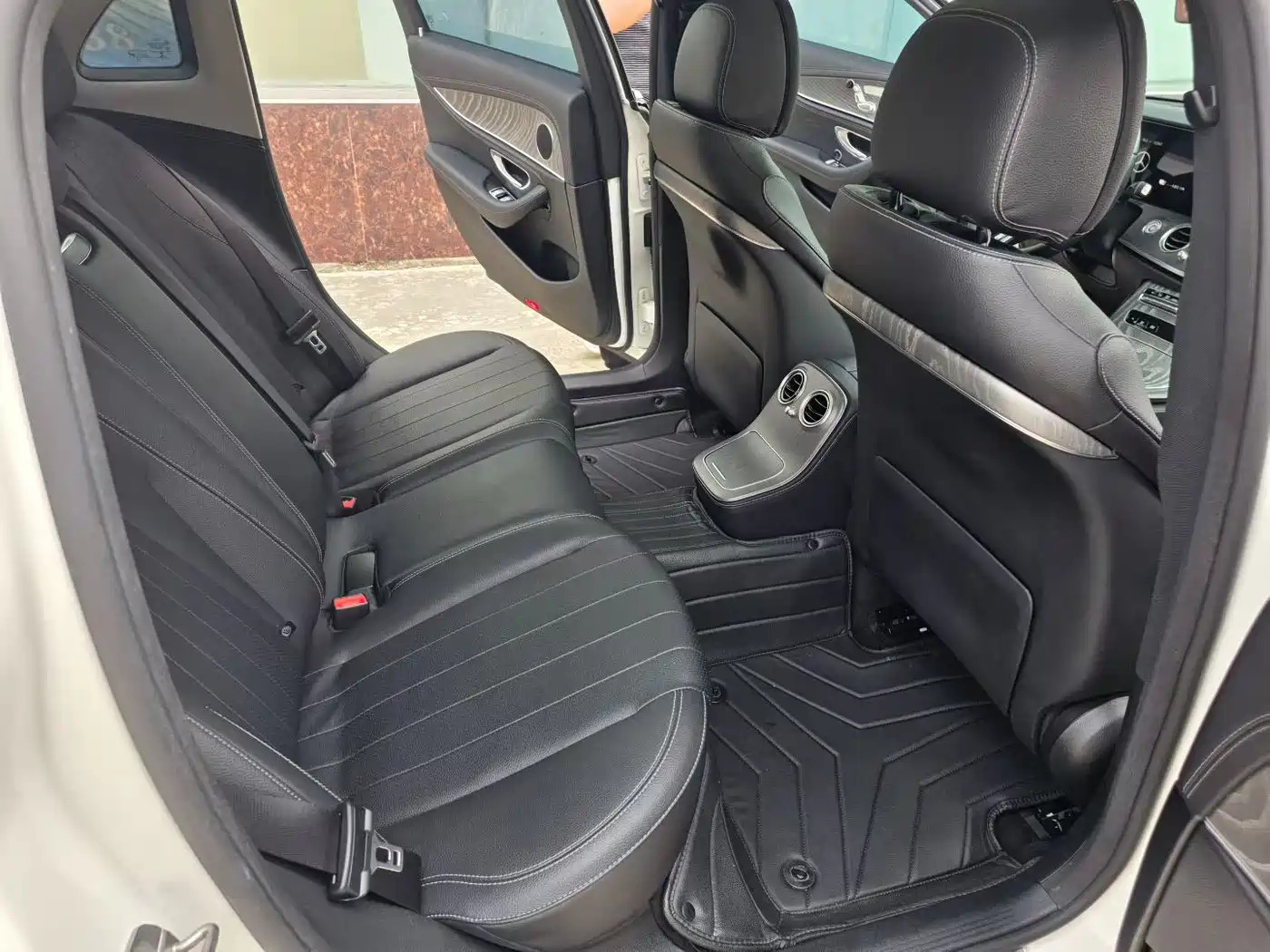 Mercedes-Benz E-Class New Energy 2022 Facelift E 350 e L Plug-in Hybrid Sedan фото 9