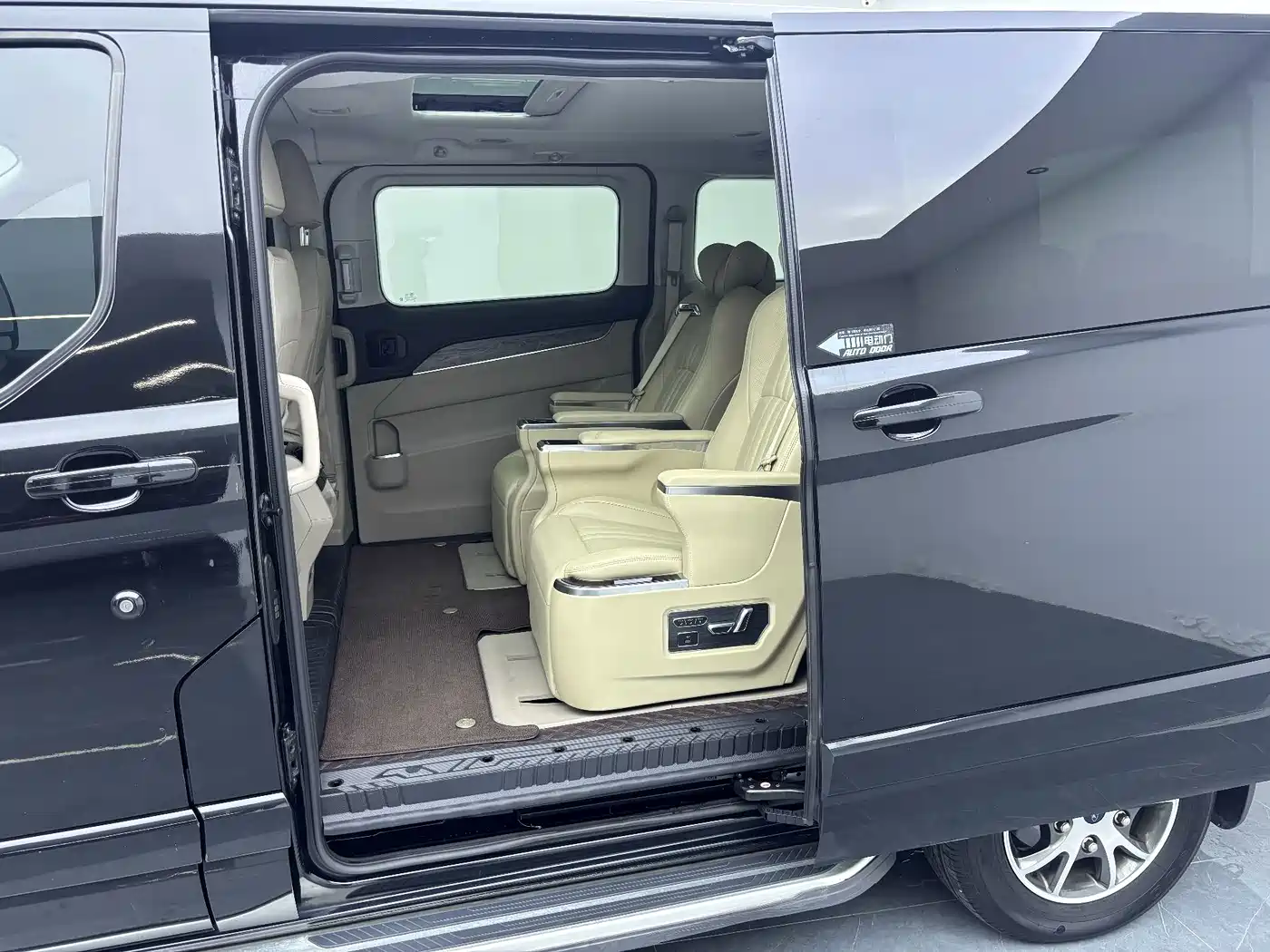 Ford Tourneo 2023 2023 Model 2.0T Auto Premium Edition