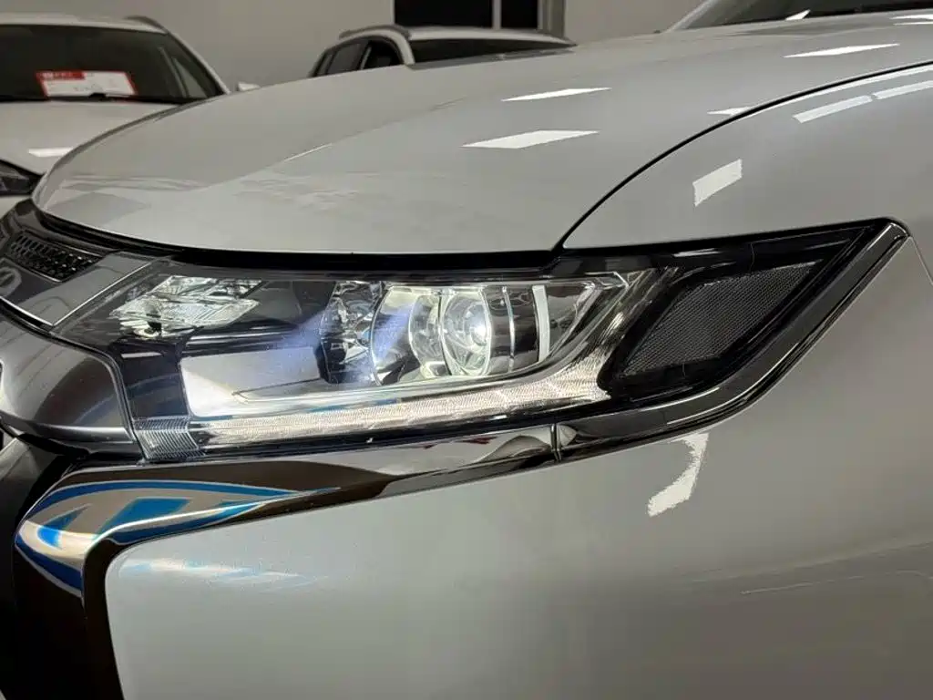Mitsubishi Outlander 2023 2021 Facelift 2.0L 2WD Premium Edition 7-Seater
