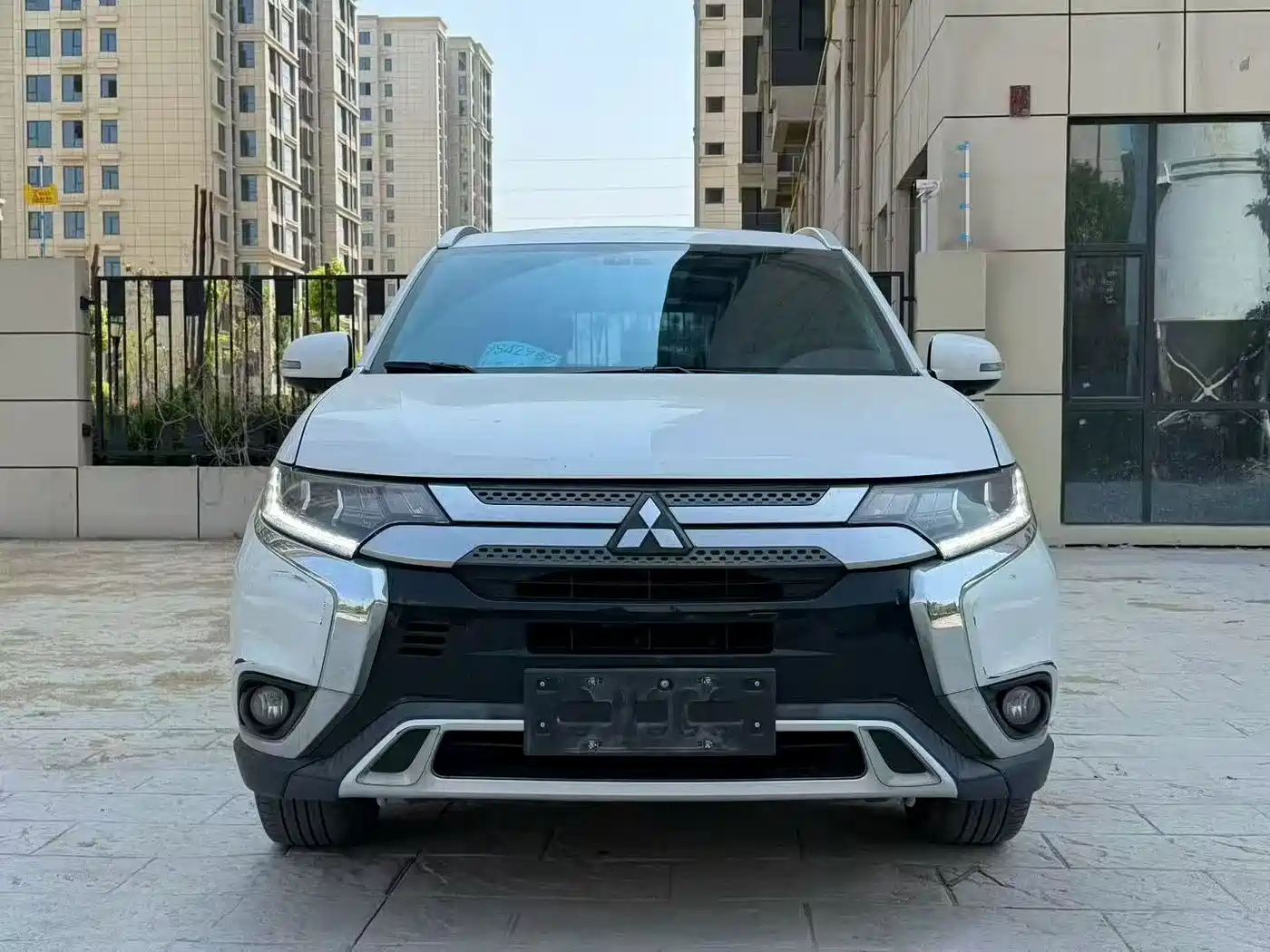 Mitsubishi Outlander 2021 2.4L 4WD Premium Edition 7-Seater фото 2