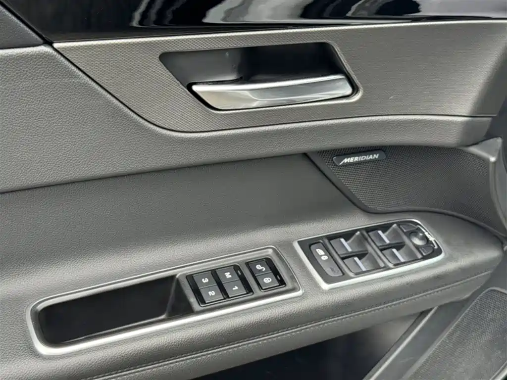 Photo 21 - Jaguar XFL
