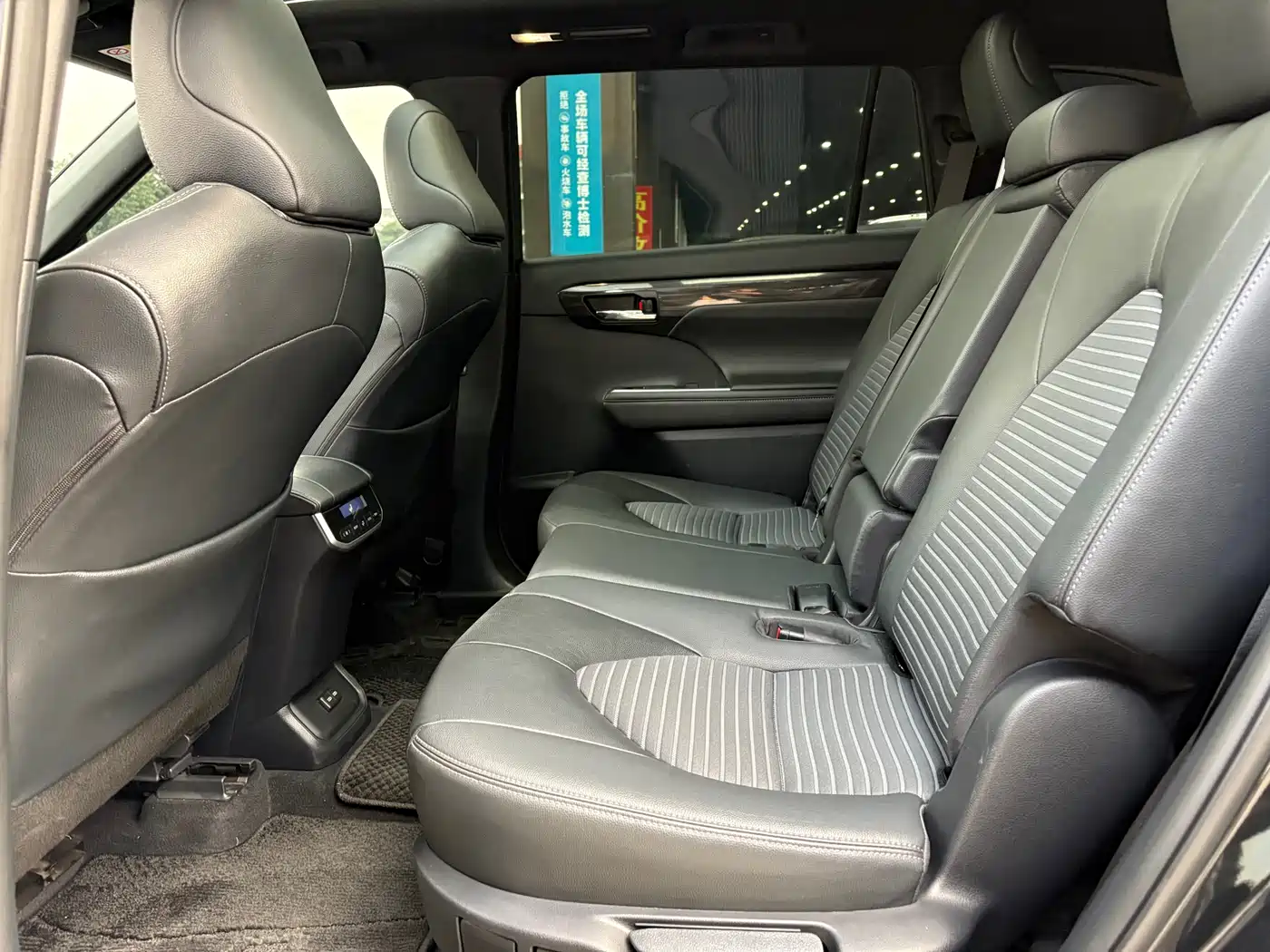 Toyota Crown Kluger 2023 2.5L HEV AWD Premium Edition фото 12