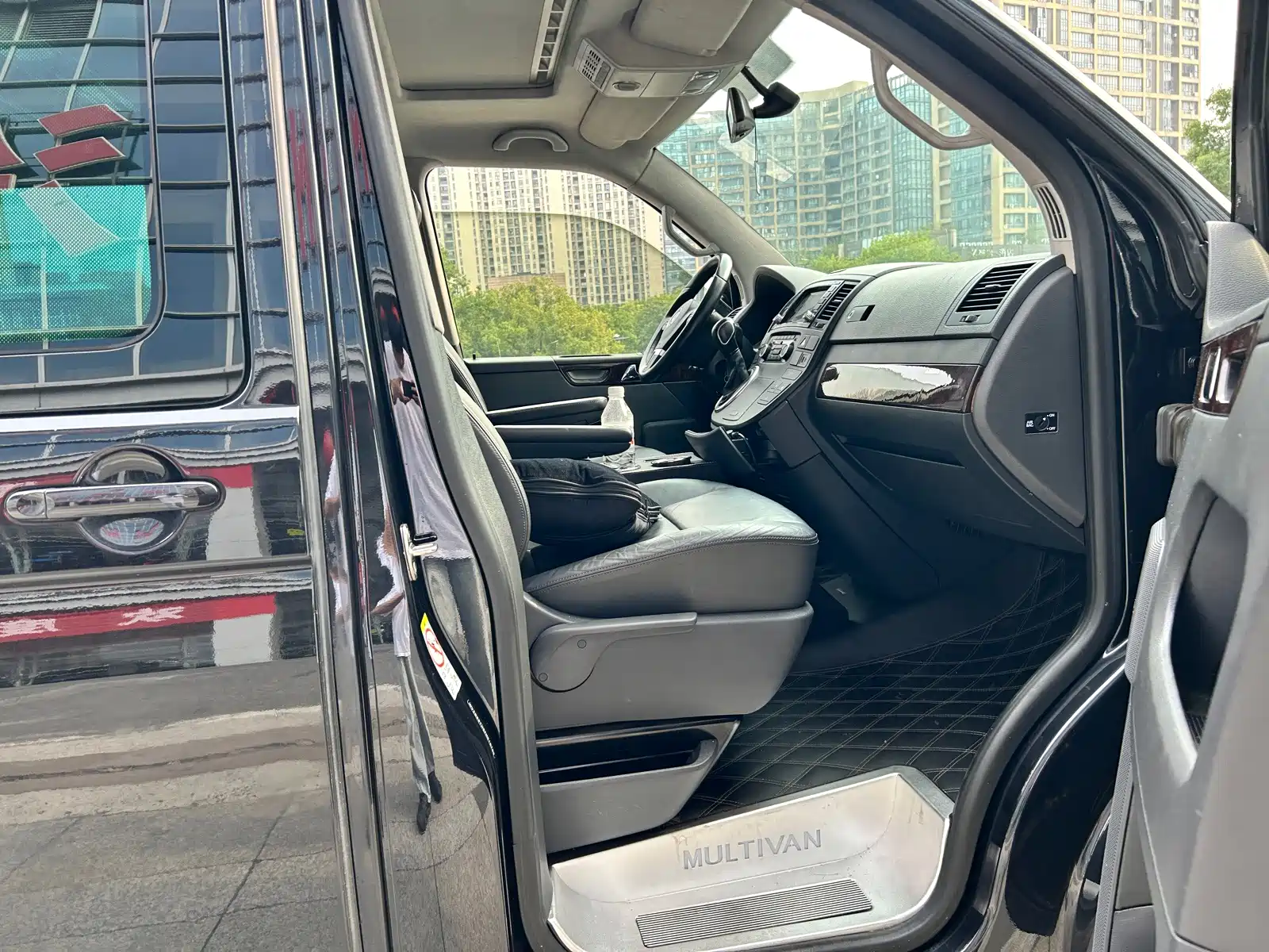 Photo 7 - Volkswagen Multivan