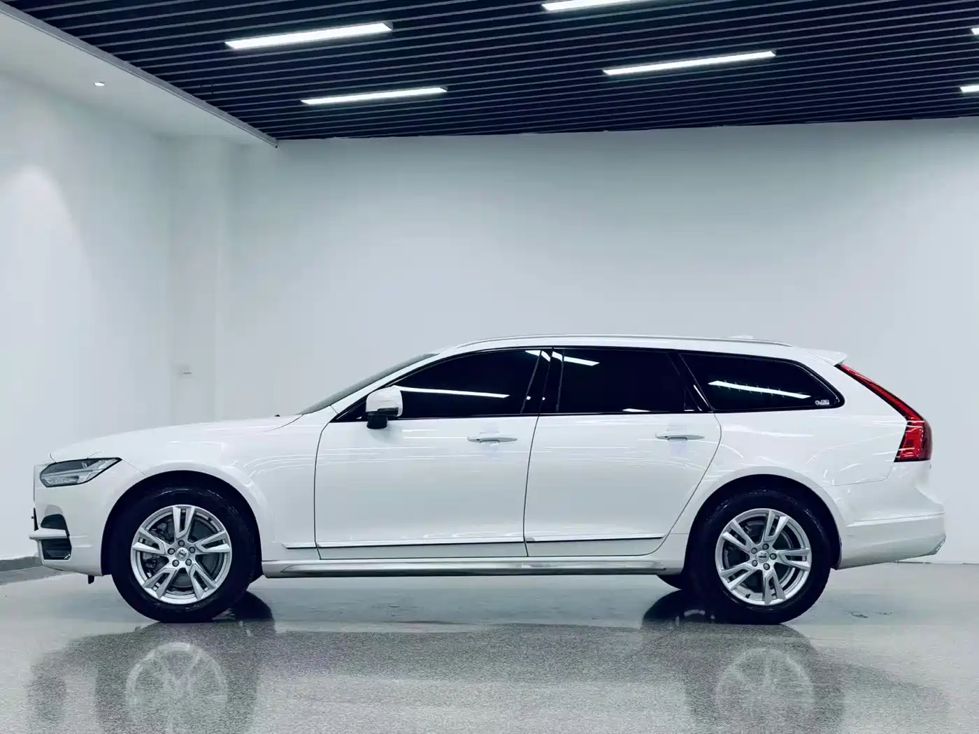 Фото 2 - Volvo V90