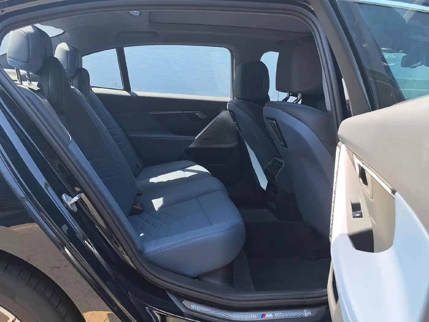 BMW i5 2024 eDrive 35L Premium Model M Sport Package фото 11