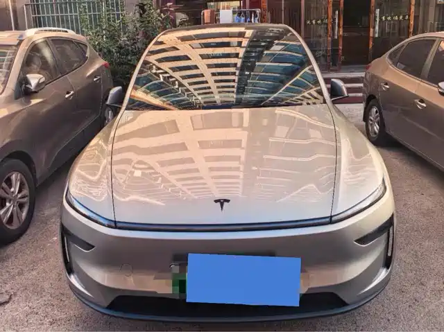 Tesla Model Y L, фото 2
