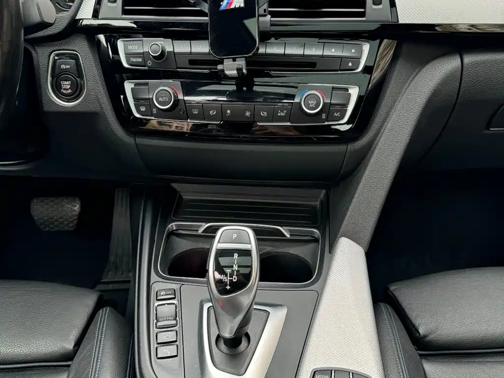 BMW 3 Series GT 2018 320i M Sport фото 16