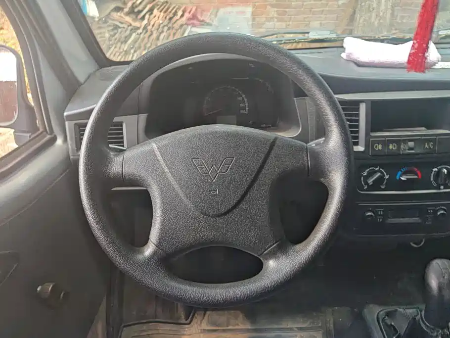 Wuling Motors Wuling Zhiguang 2017 2015 1.2L Standard LSI