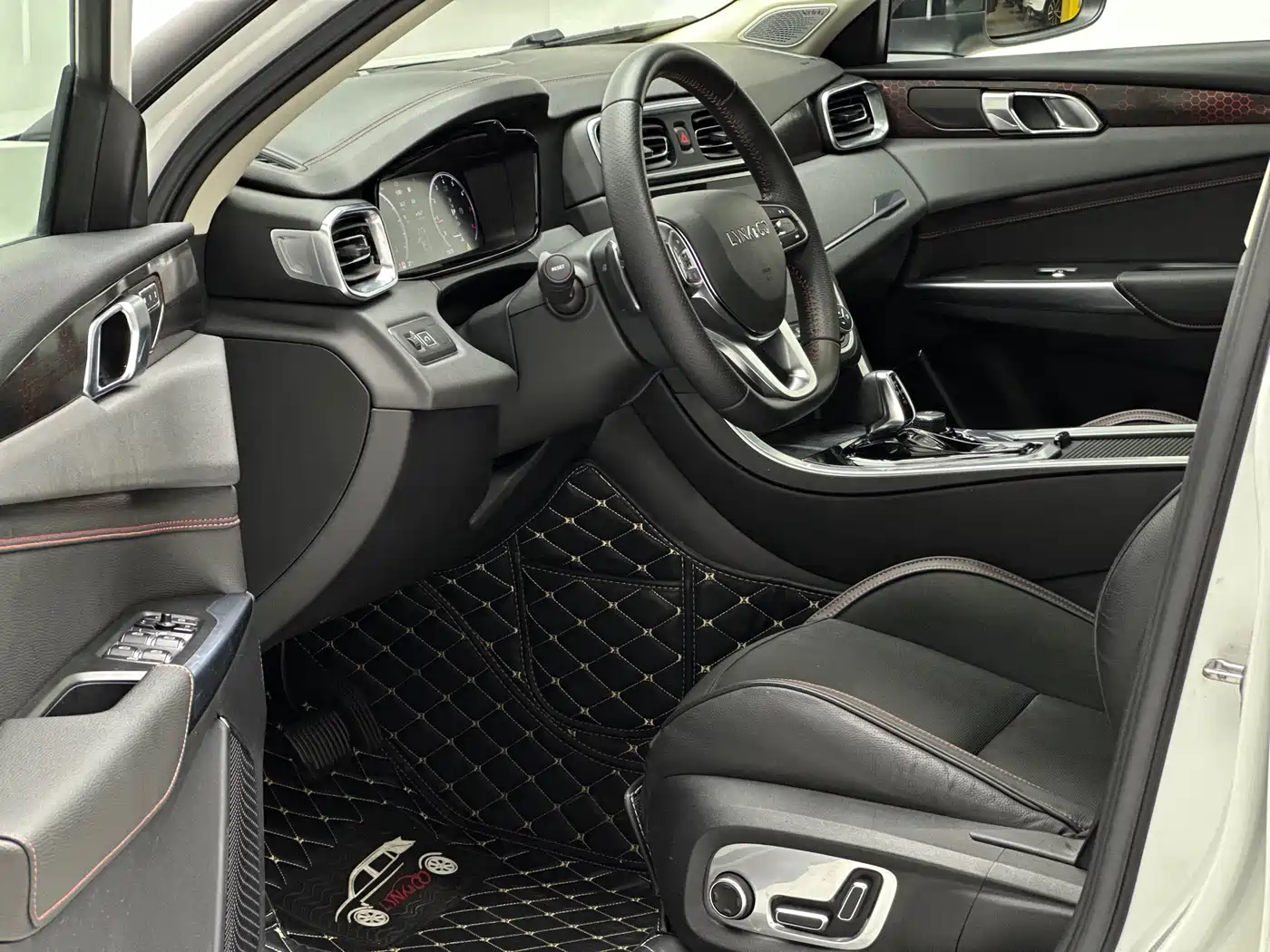 Lynk & Co 01 2017 2.0T AWD Pro фото 13