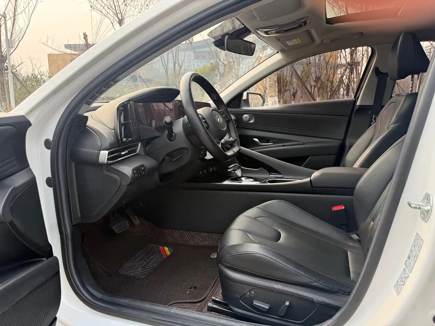 Hyundai Elantra 2021 1.5L CVT LUX Premium Edition фото 4
