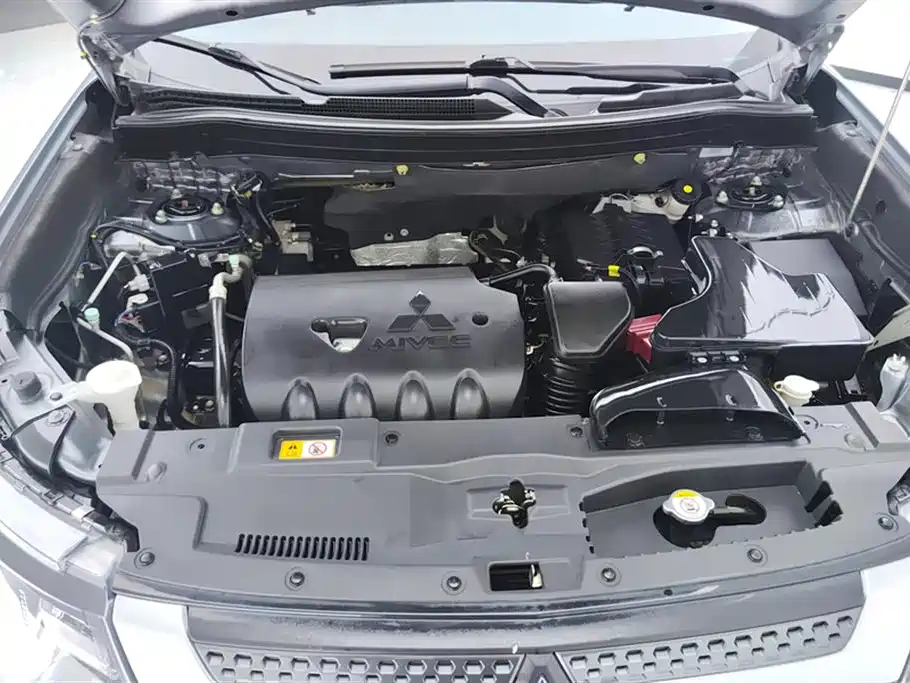 Mitsubishi Outlander 2020 2.0L 2WD Premium 7-seater фото 10
