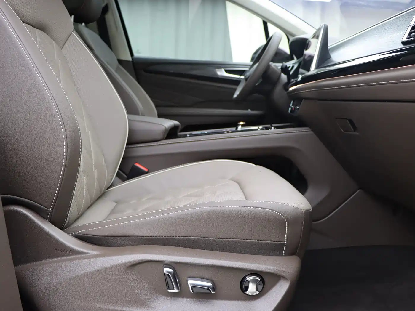 Volkswagen Viloran 2023 Facelift 380TSI Premium Edition фото 7