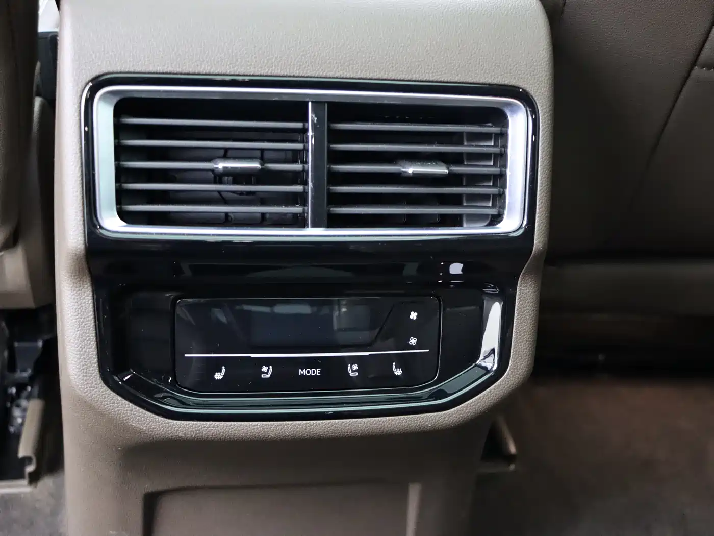Volkswagen Viloran 2023 Facelift 380TSI Premium Edition фото 14