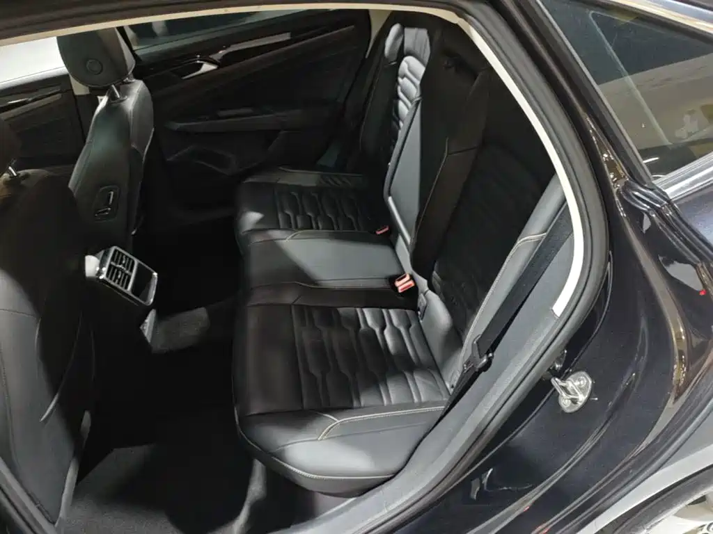 Фото 17 - Volkswagen Passat
