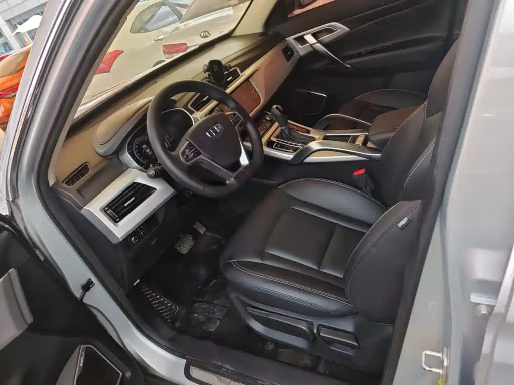 Фото 15 - Geely Atlas