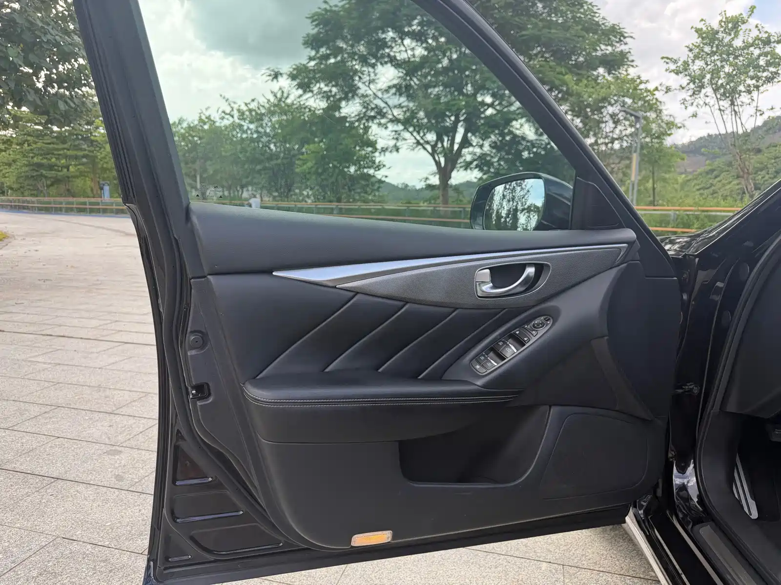 Photo 9 - Infiniti Q50L