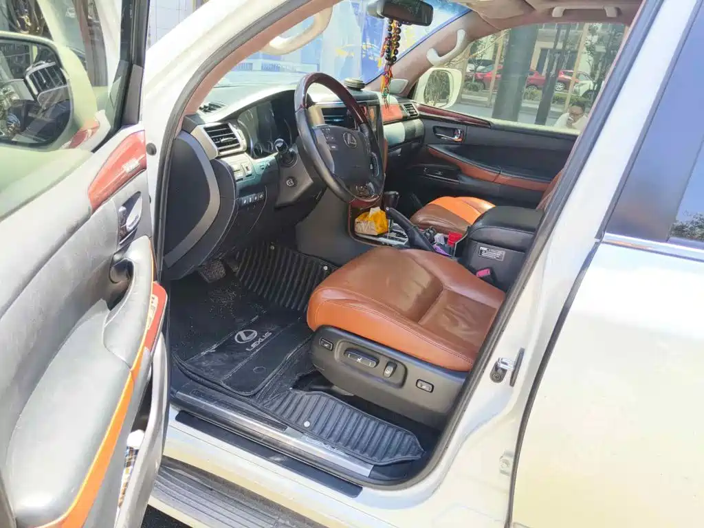 Фото 8 - Lexus LX