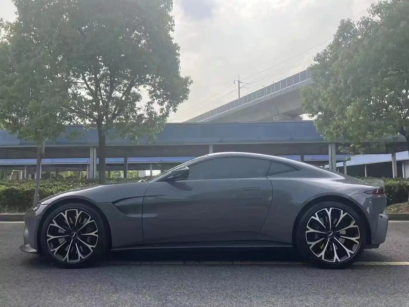 ASTON MARTIN V8 VANTAGE