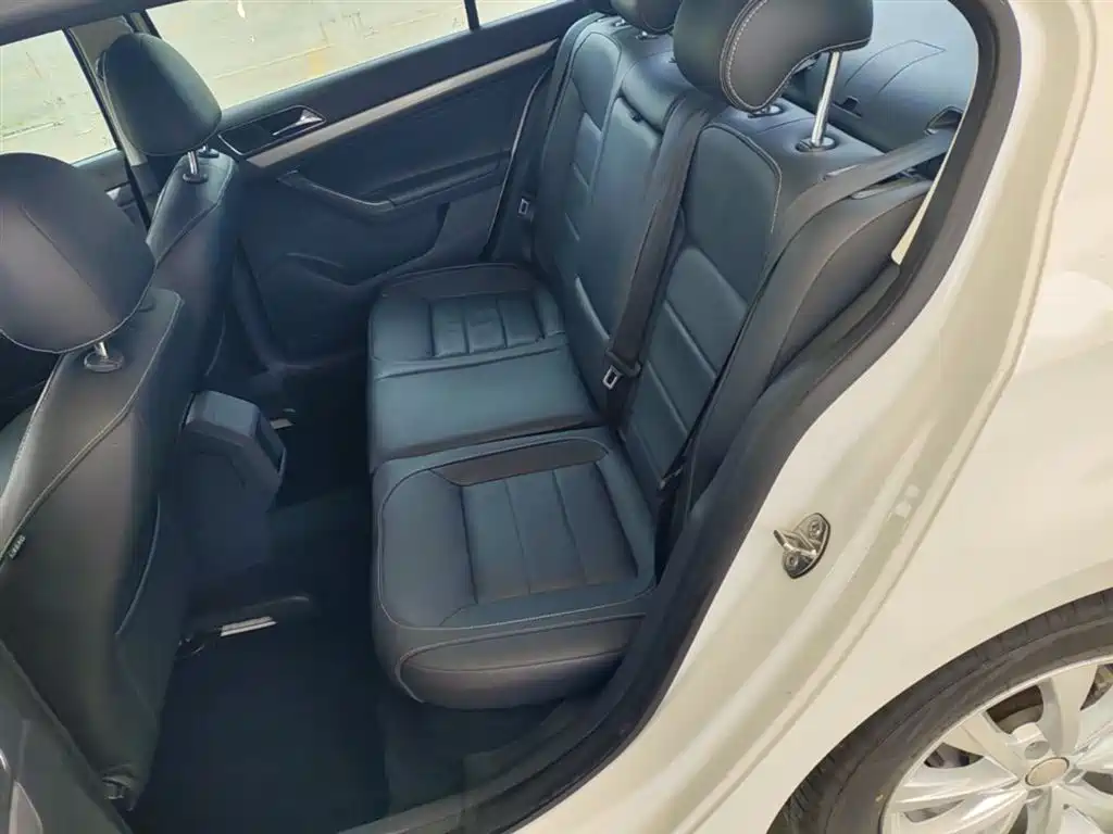 Volkswagen Lavida 2015 1.6L Automatic Comfort Edition фото 17