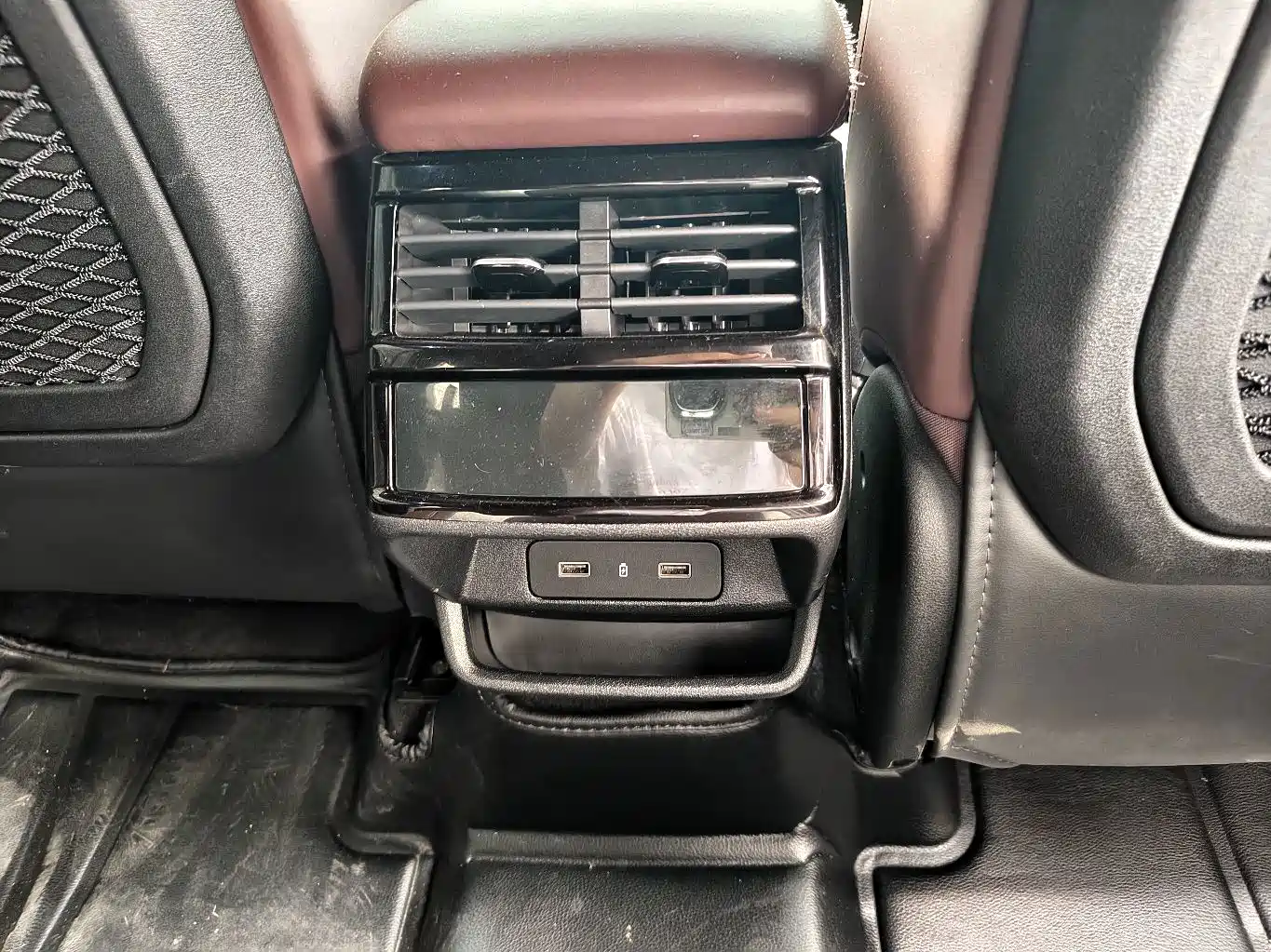 Photo 7 - Geely Monjaro