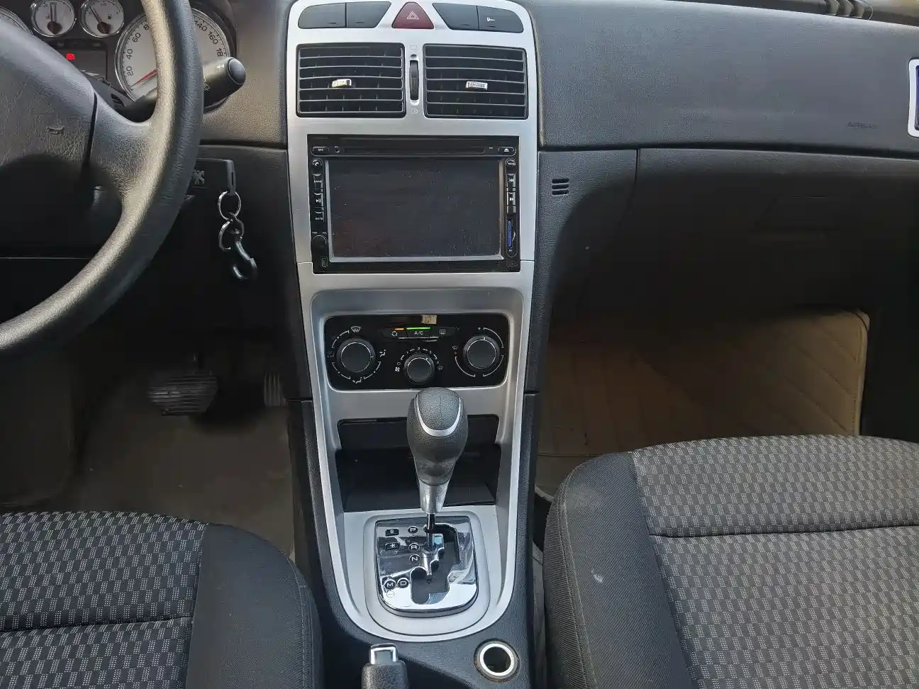 Peugeot 307 2013 Hatchback 1.6L Automatic Comfort фото 11