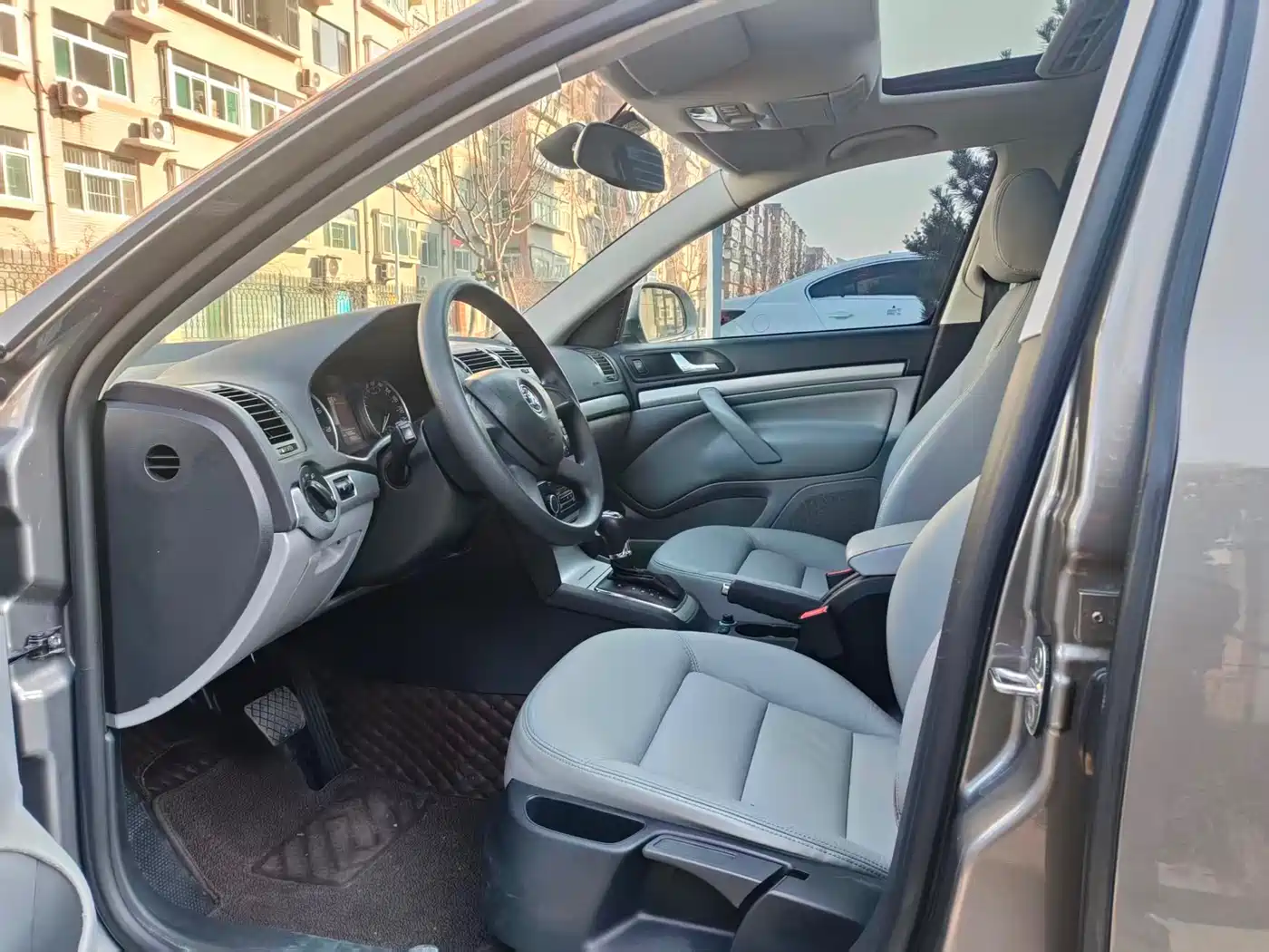 Škoda Octavia 2014 1.8TSI DSG Yijun Edition фото 10