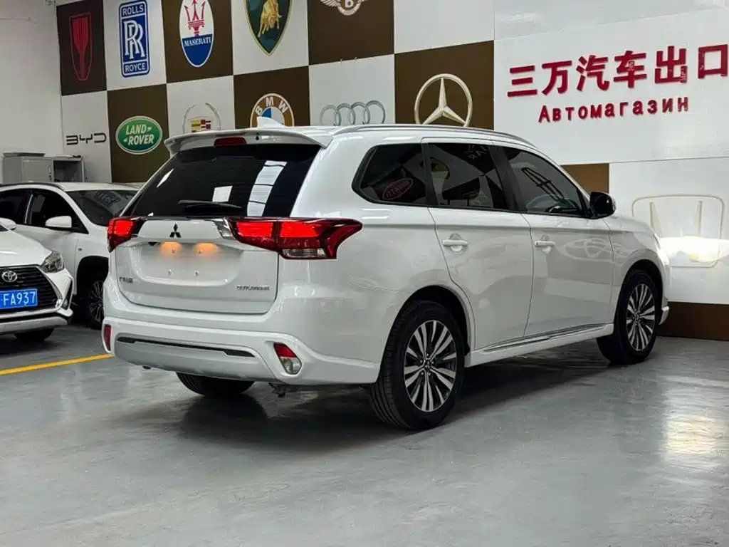 Mitsubishi Outlander 2023 2021 Facelift 2.0L 2WD Premium Edition 7-Seater