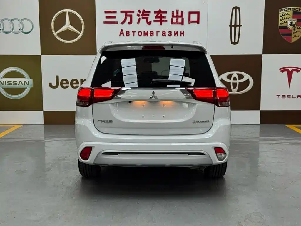 Mitsubishi Outlander 2023 2021 Facelift 2.0L 2WD Premium Edition 7-Seater